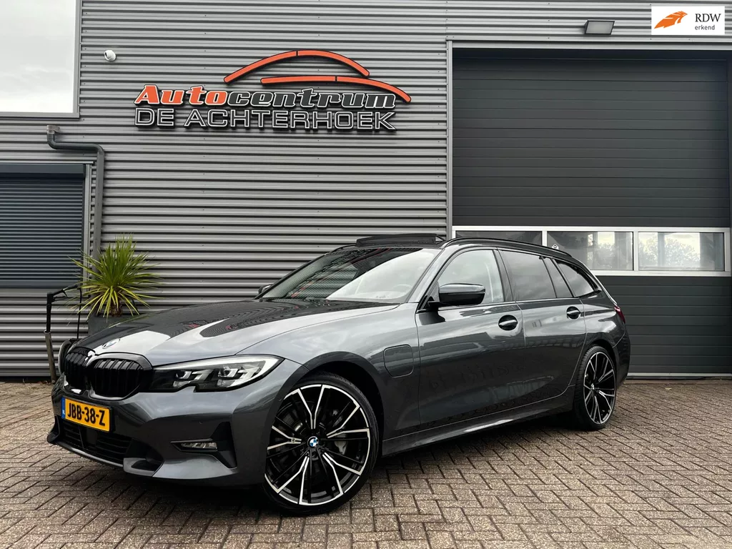 BMW 3-serie Touring 330e | 292PK | Pano | 20'' inch| ACC | Shadowline